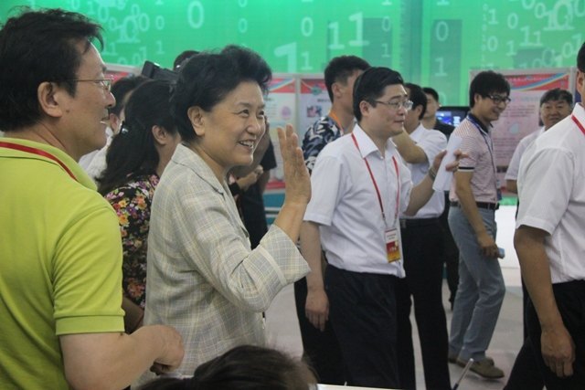 东华大学科学商店参展2012年全国科技周 国务委员刘延东参观指导