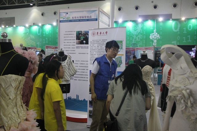 东华大学科学商店参展2012年全国科技周 国务委员刘延东参观指导