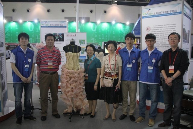 东华大学科学商店参展2012年全国科技周 国务委员刘延东参观指导