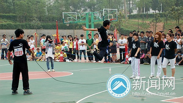 青春跳起来:湖南科技大学举办第一届“和谐杯”跳绳比赛