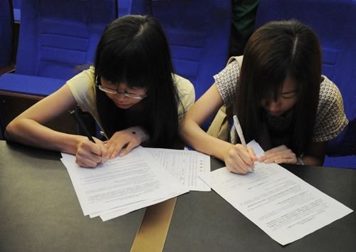 惠州学院 2012届贷款毕业生诚信教育暨还款确认书签订仪式