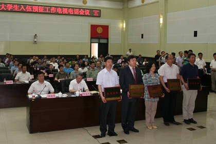 ���Ӷ�У���μ�ʡ��ѧ������Ԥ���������ӵ绰���鲢�����Ƚ����彲��