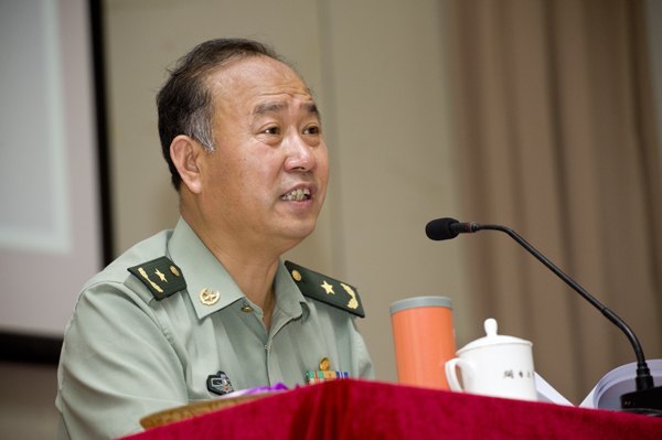 学校举行“雷锋,永远在我们心中”报告会