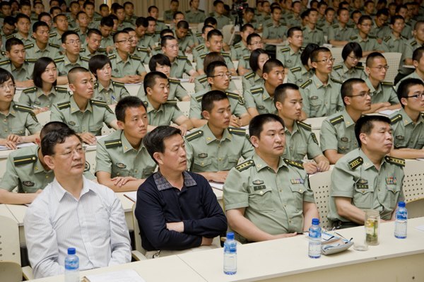 学校举行“雷锋,永远在我们心中”报告会