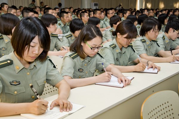 学校举行“雷锋,永远在我们心中”报告会