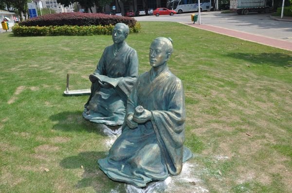 校园文化景观“朱子讲学”雕塑群落成