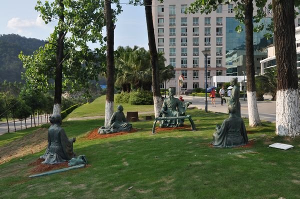 校园文化景观“朱子讲学”雕塑群落成