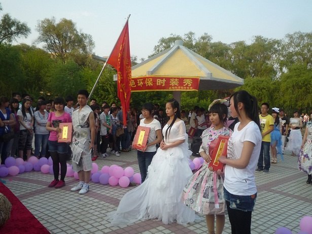 变废为宝时装秀 绿色环保我先行变废为宝时装秀 绿色环保我先行
