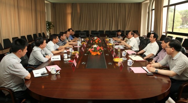 �Ͼ���ׯѧԺ��ί��ǡ�У�������һ�з��ʳ��ݹ�ѧԺ