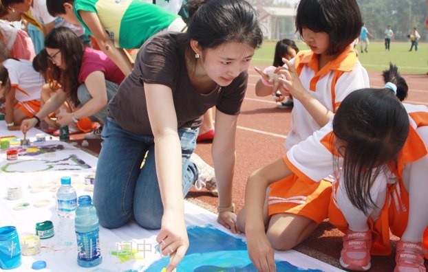 ���ѧԺѧ����֧����ͨ�ݿ�չ��ɫ��1+1���