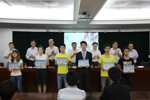 广东宏宇集团在景德镇陶瓷学院颁发第二届宏宇集团奖助学金