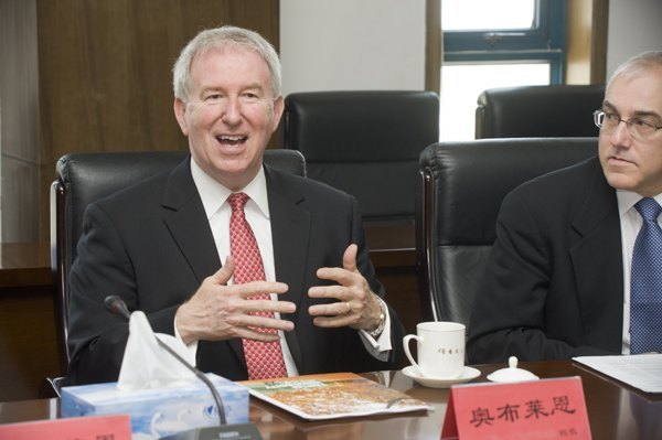 美国卡森纽曼大学校长率团访问烟台大学