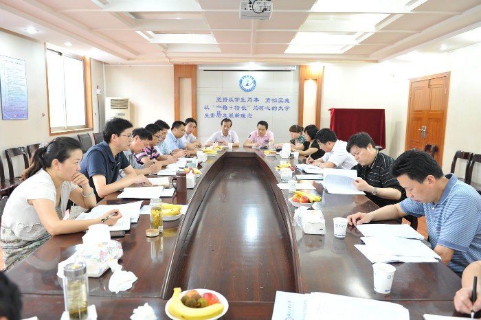 刘徳富:要围绕人才培养中心做好学生工作