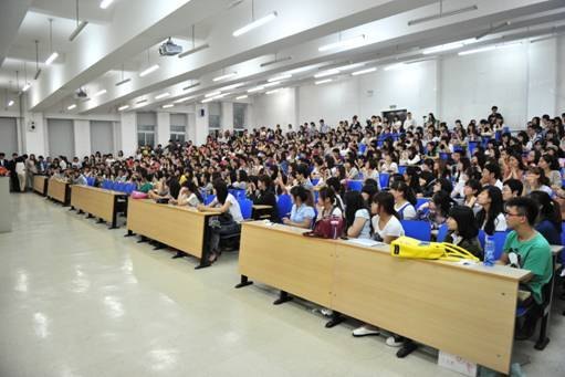 刘同做客辽宁大学“人生成长论坛”