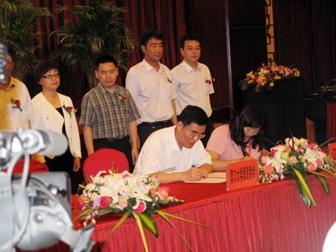 校党委副书记周菲出席“营口市产业集群与辽宁省高校人才引进培养对接会”