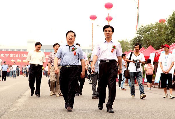 市大学生就业招聘会在校举行