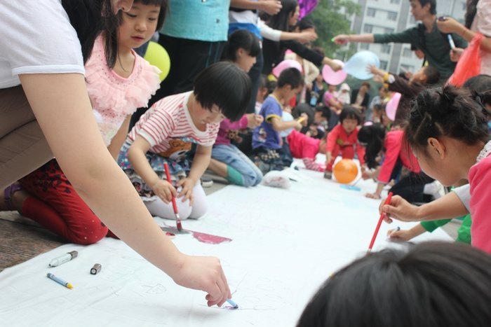 城科志愿者大手拉小手共度“六一”节