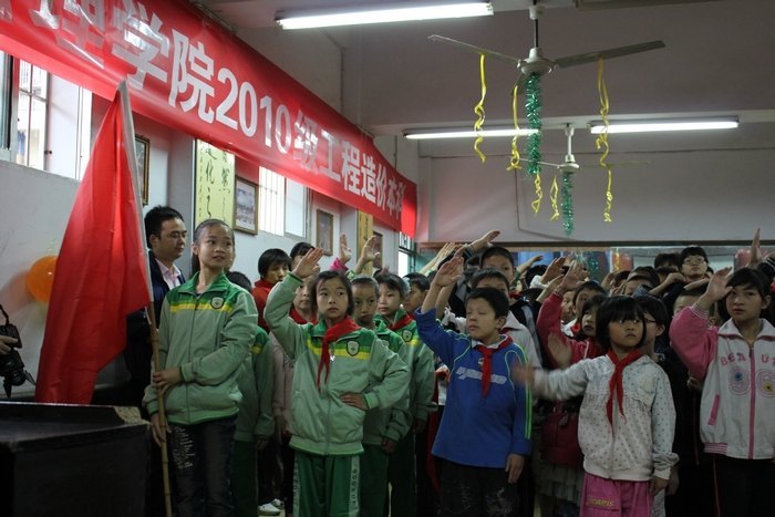 �ذ������ͯ   ���ܵ�Ա���ж�����ѧԺ����ѧ����֧���İ����ó�