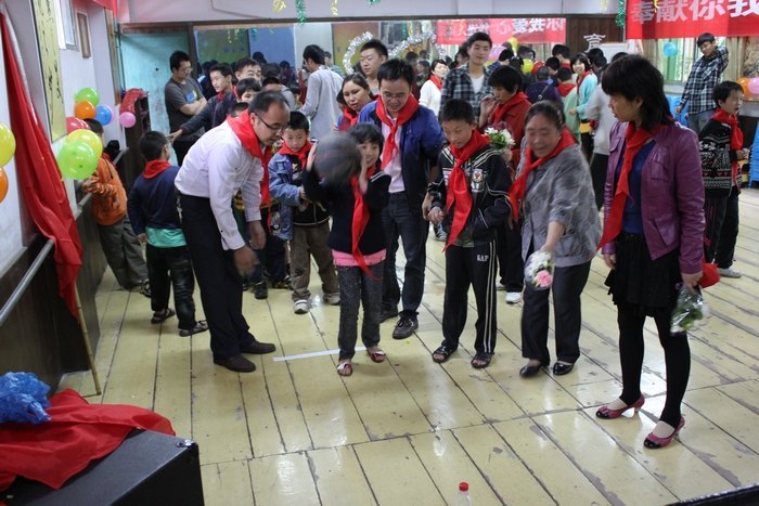 �ذ������ͯ   ���ܵ�Ա���ж�����ѧԺ����ѧ����֧���İ����ó�