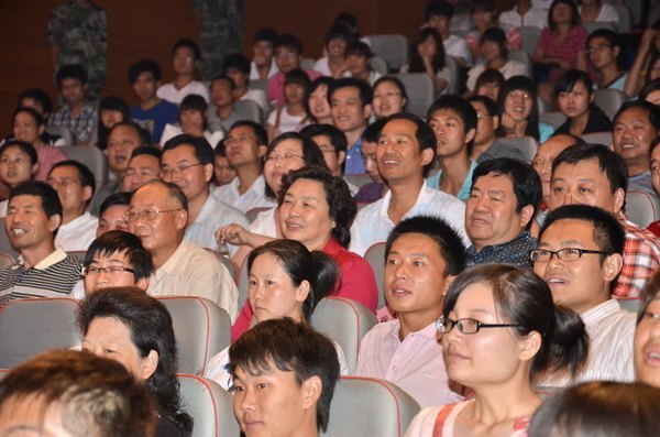 2012年“高雅艺术进校园”河南民族乐团到郑州职业技术学院进行专场演出