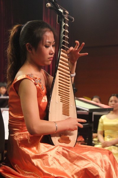 2012年“高雅艺术进校园”河南民族乐团到郑州职业技术学院进行专场演出