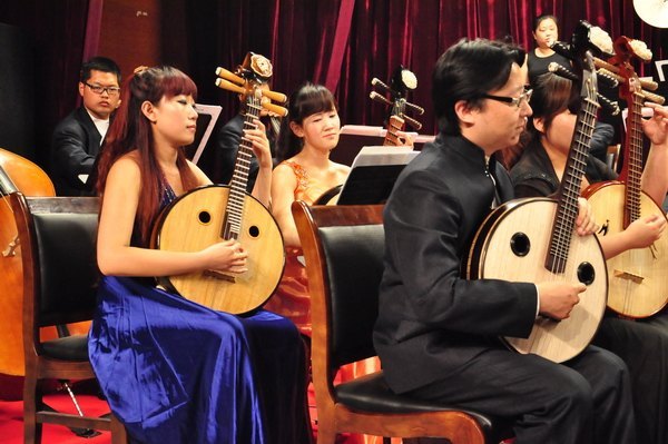 2012年“高雅艺术进校园”河南民族乐团到郑州职业技术学院进行专场演出