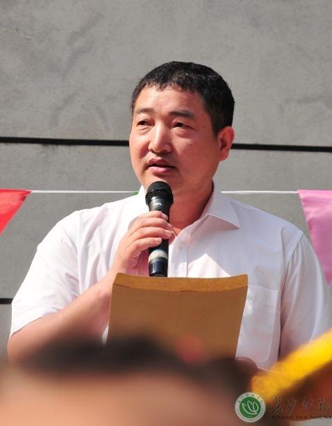 校领导到附幼、附小看望小朋友