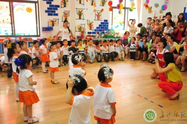 校领导到附幼、附小看望小朋友