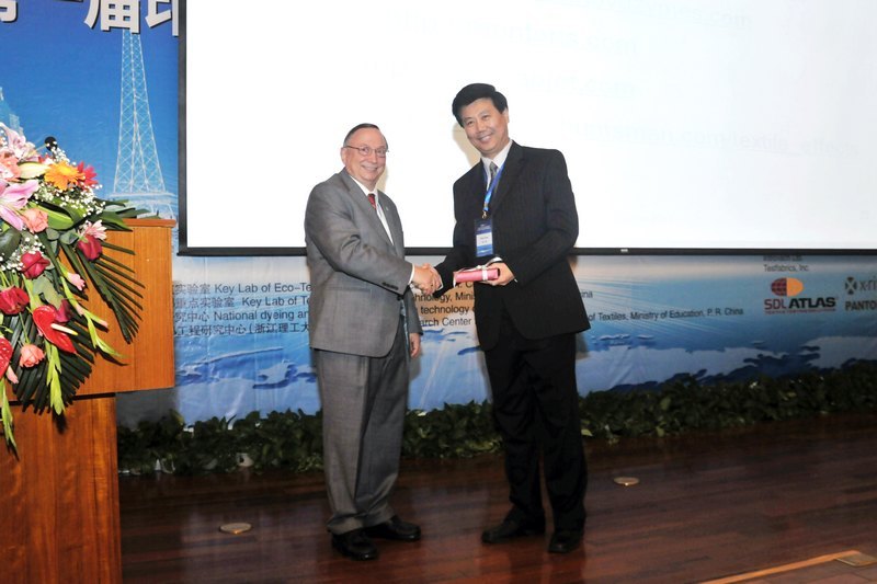 第一届印染加工、检测及控制技术创新与市场拓展国际会议在校举行 关注“生态、低碳、循环” 推动染整领域科技创新