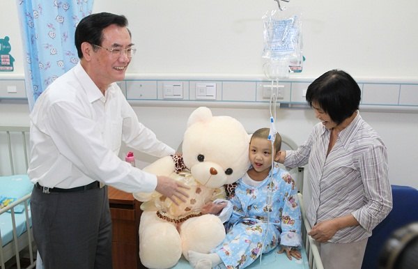 重庆医科大学附属儿童医院举办“重庆希望工程—小天使基金捐助”活动