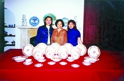 《扬子晚报》:英女王大婚礼品瓷器,南艺校友打造