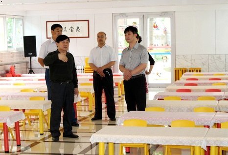 ѧУ�쵼����һ����ͯ���߷�ο���׽�����