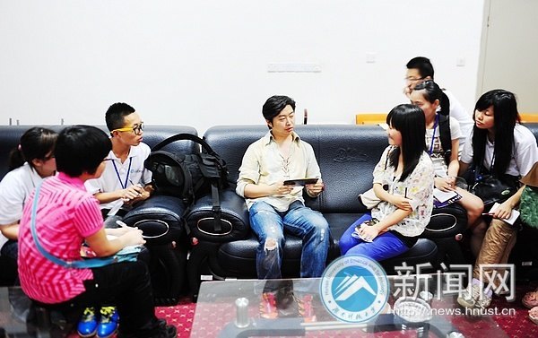 湖南经视制片人刘志超与湖南科技大学校园记者谈新闻