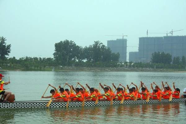 六安市第三届龙舟赛在皖西学院月亮岛水域激情上演