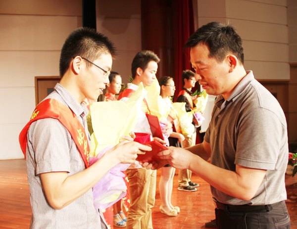 �ж�У԰ �ж�����--����ѧԺ¡�ؾ���2011���ѧ���������佱����