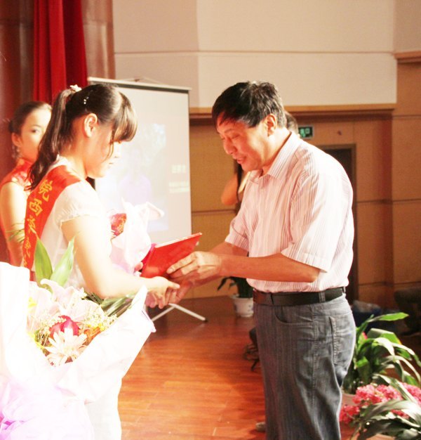 �ж�У԰ �ж�����--����ѧԺ¡�ؾ���2011���ѧ���������佱����