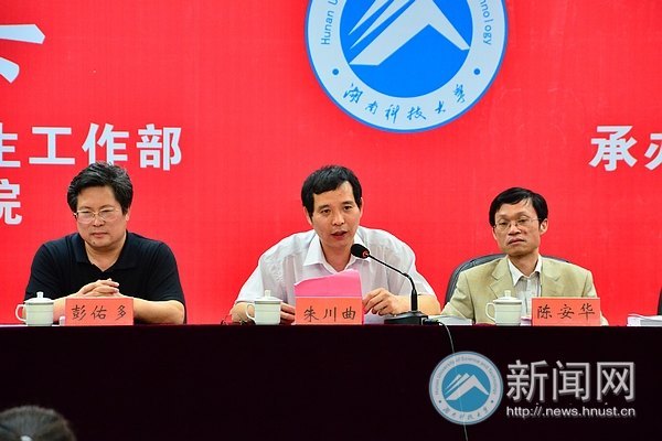 �ڰ˽��о�����Ψʵ�����¡�ѧ����̳��ĻʽԲ����Ļ