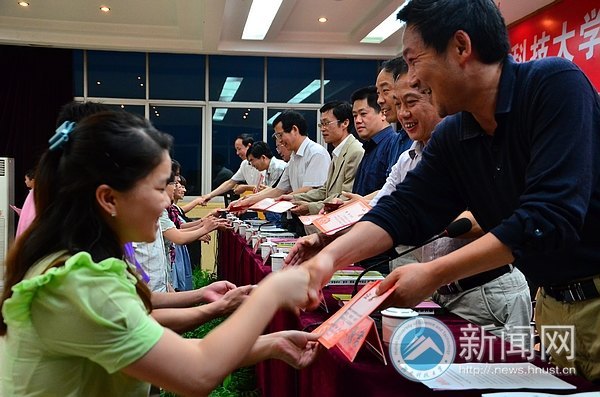 �ڰ˽��о�����Ψʵ�����¡�ѧ����̳��ĻʽԲ����Ļ