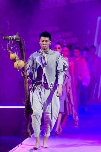 ����ѧԺ2012��У�ѱ�����װ��ƴ���Բ������