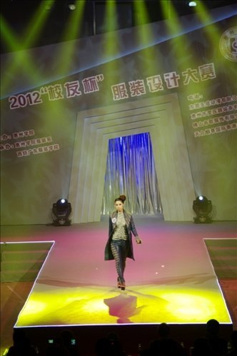 ����ѧԺ2012��У�ѱ�����װ��ƴ���Բ������