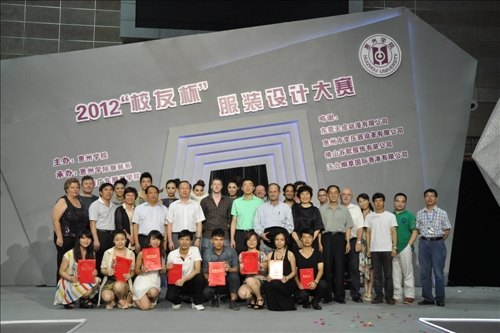 ����ѧԺ2012��У�ѱ�����װ��ƴ���Բ������