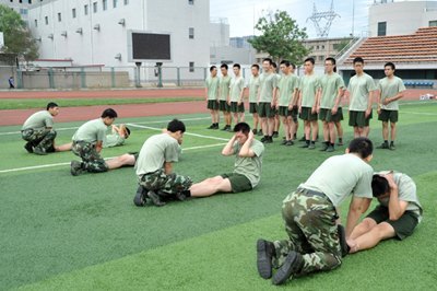 08级国防生进行毕业军事素质考核