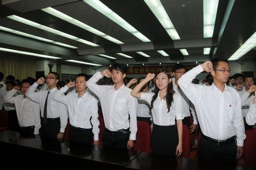 化工学院隆重举行毕业生党员誓师大会暨校友墙揭幕仪式