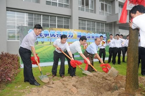 化工学院隆重举行毕业生党员誓师大会暨校友墙揭幕仪式