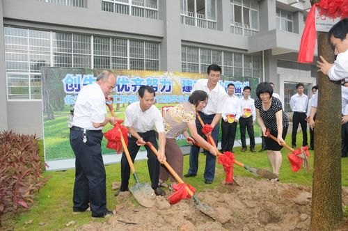 化工学院隆重举行毕业生党员誓师大会暨校友墙揭幕仪式