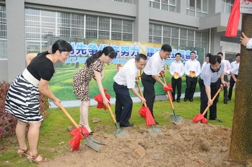 化工学院隆重举行毕业生党员誓师大会暨校友墙揭幕仪式