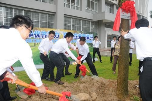 化工学院隆重举行毕业生党员誓师大会暨校友墙揭幕仪式