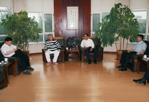 校党委书记程伟、校长黄泰岩会见著名表演艺术家赵本山先生