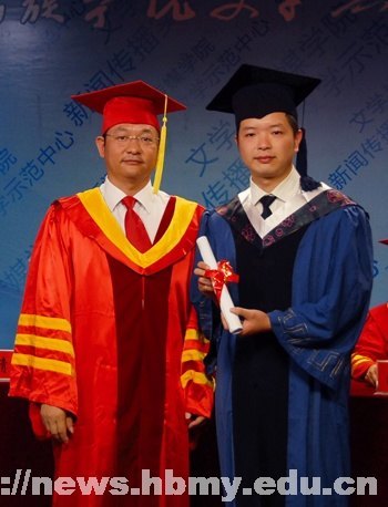 学校隆重举行2012年硕士研究生毕业典礼暨学位授予仪式