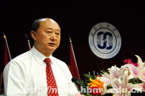 学校隆重举行2012届本科生毕业典礼